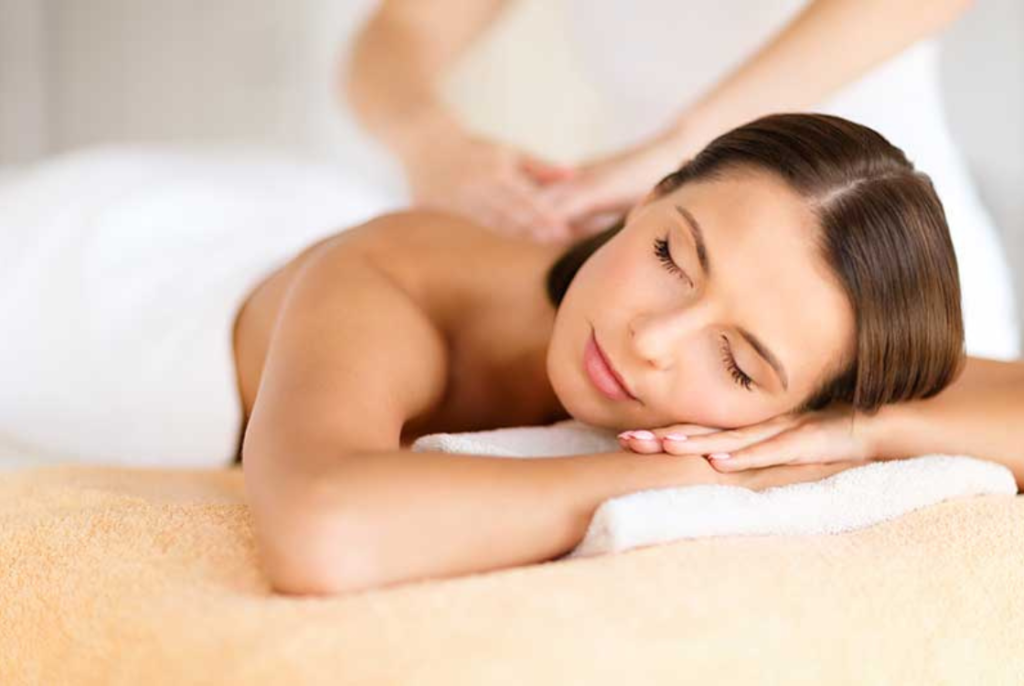 kobieta zażywająca masażu w białym ręczniku