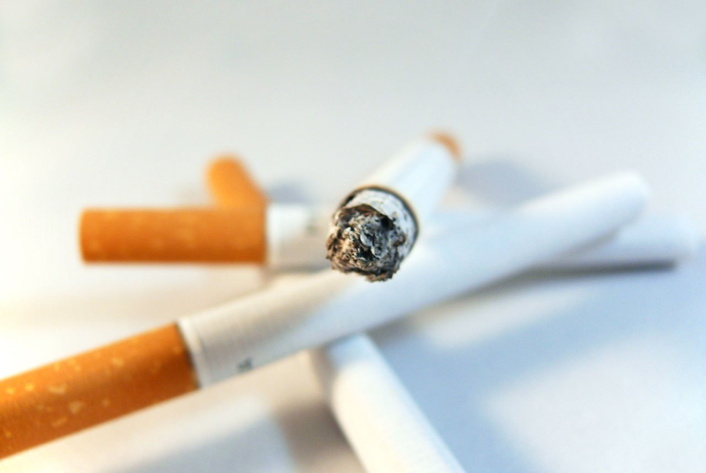 papierosy, w tym jeden zapalony