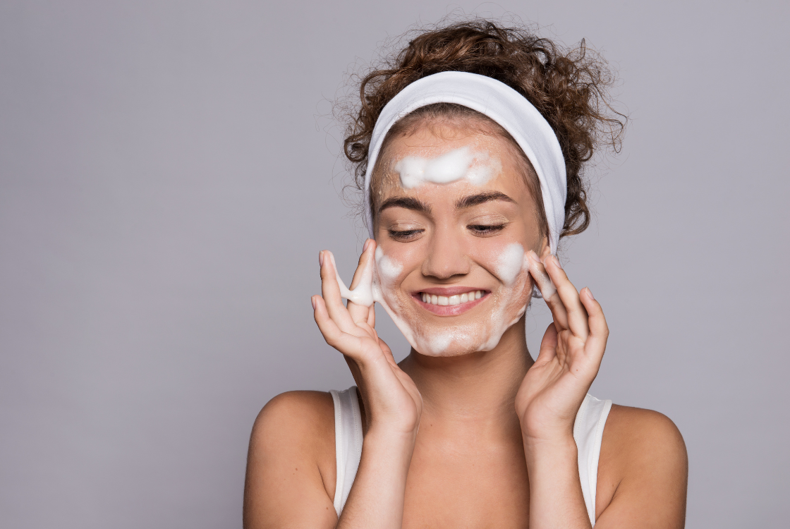 Pielęgnacja twarzy krok po kroku: codzienny schemat używania kosmetyków dla zdrowej skóry