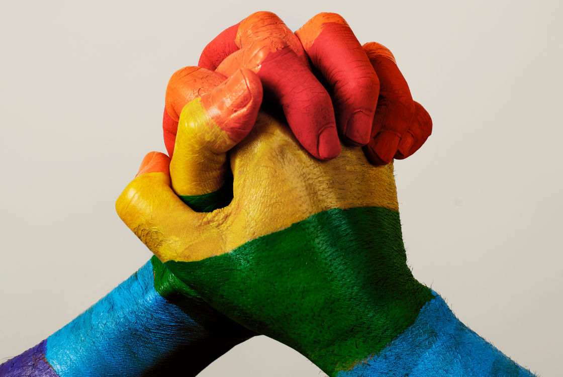 dłonie w koloracg tęczy LGBT