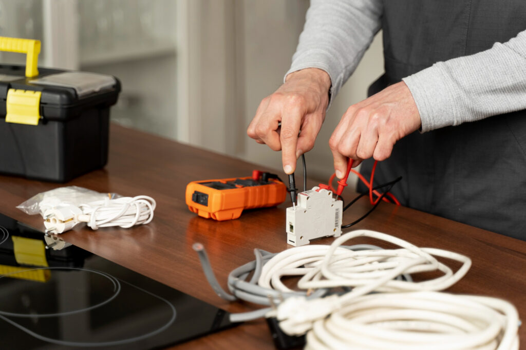 Jak wybrać odpowiedniego elektryka? Praktyczny poradnik dla mieszkańców Kielc