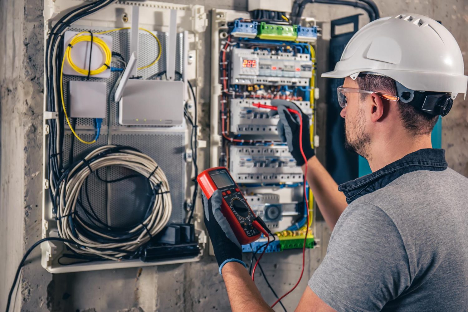 Jak wybrać odpowiedniego elektryka? Praktyczny poradnik dla mieszkańców Kielc