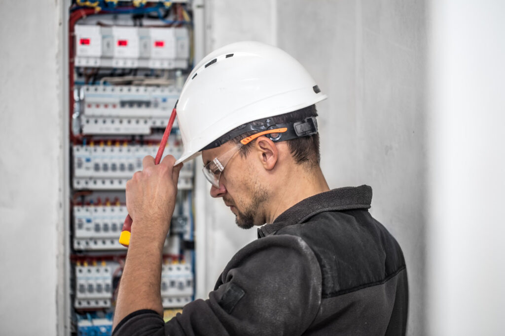 Jak wybrać odpowiedniego elektryka? Praktyczny poradnik dla mieszkańców Kielc