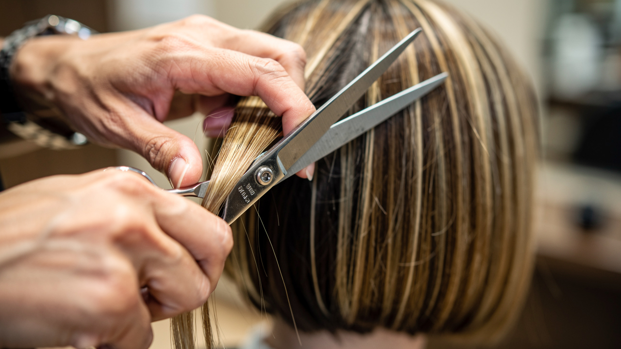 Fryzjer wykonujący precyzyjne cięcie włosów